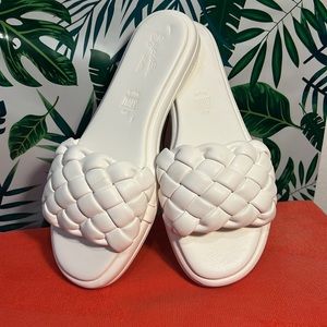 WHITE ITALIAN FLAT SANDALS. SEYCHELLES